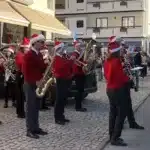 Banda musical natalícia atua na rua, Portugal.