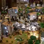 Maquete de aldeia em miniatura detalhada.