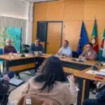 Reunião de profissionais em sala de conferências.