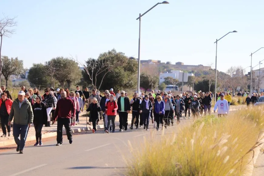 Pessoas caminhando juntas ao ar livre.