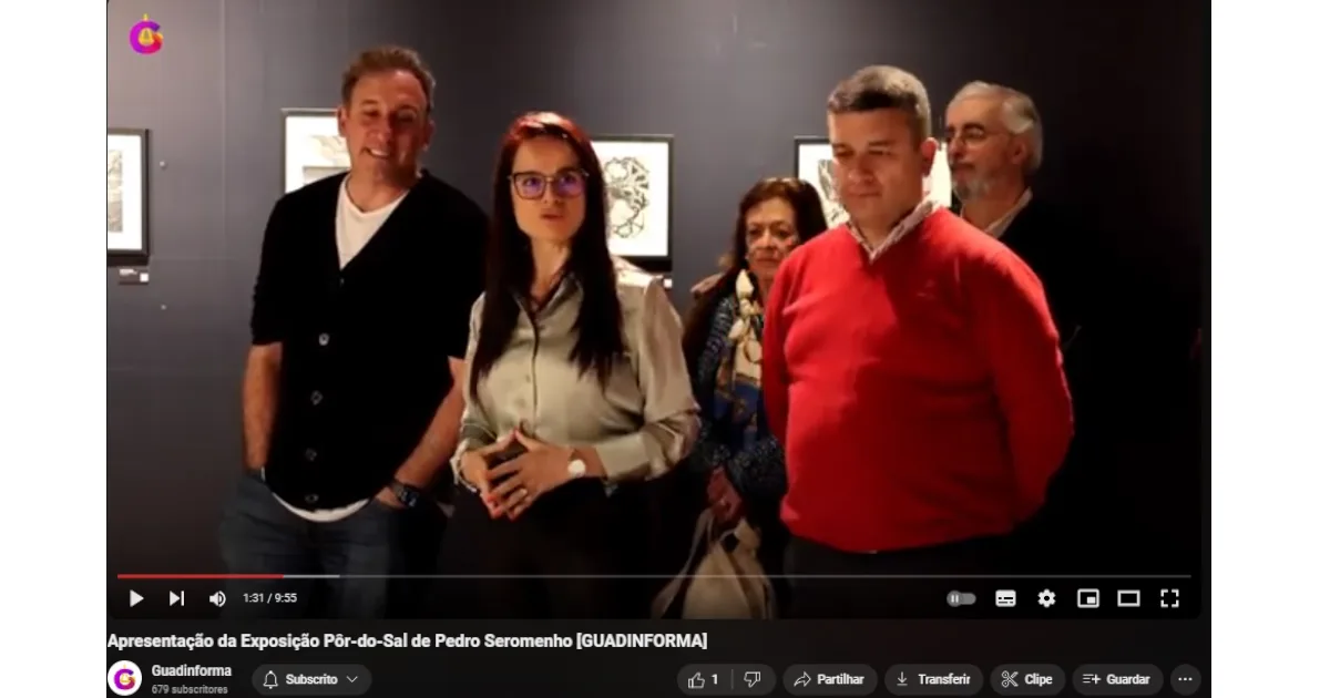 Pessoas visitando exposição de arte em galeria.