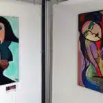 Pinturas abstratas figurativas em galeria de arte.