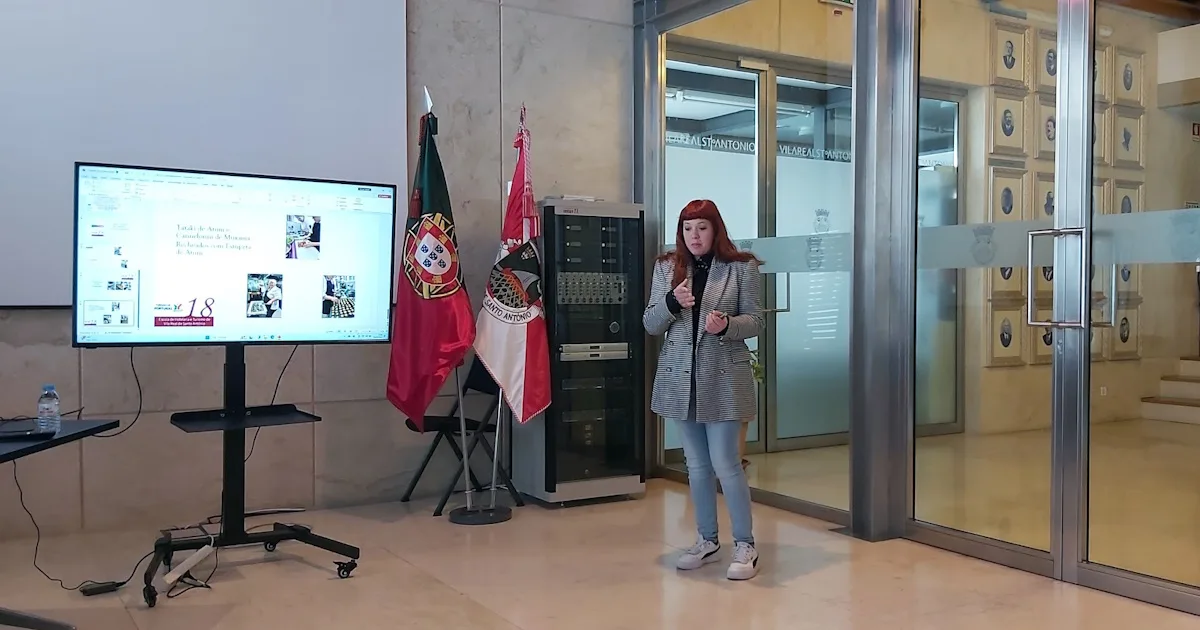 Palestra com apresentação multimídia e bandeiras nacionais.