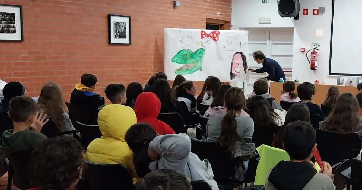 Apresentação escolar com desenhos e estudantes atentos.