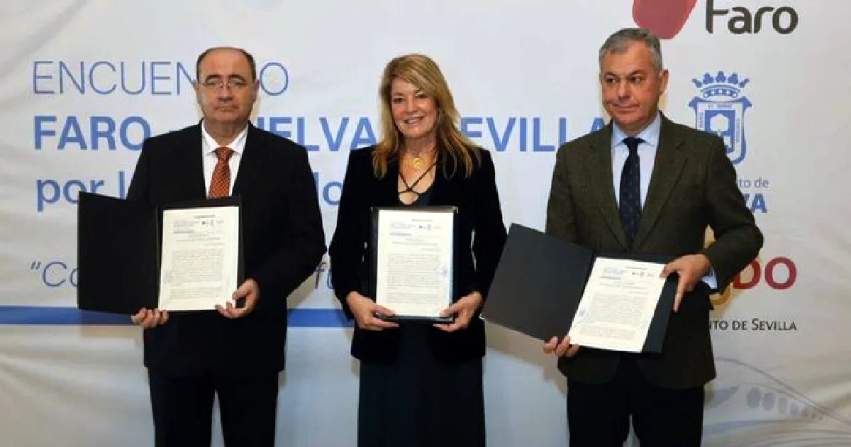 Três pessoas exibindo certificados em evento oficial.