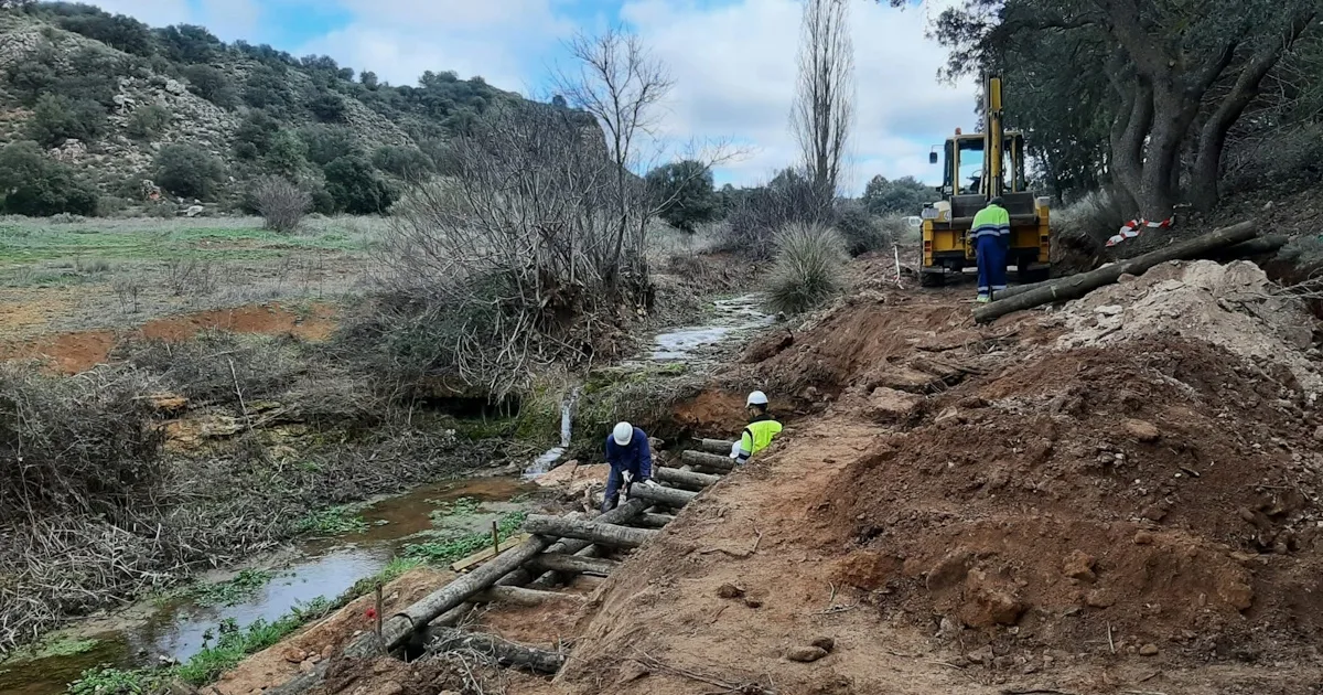 Obras de construção em leito de rio rural.