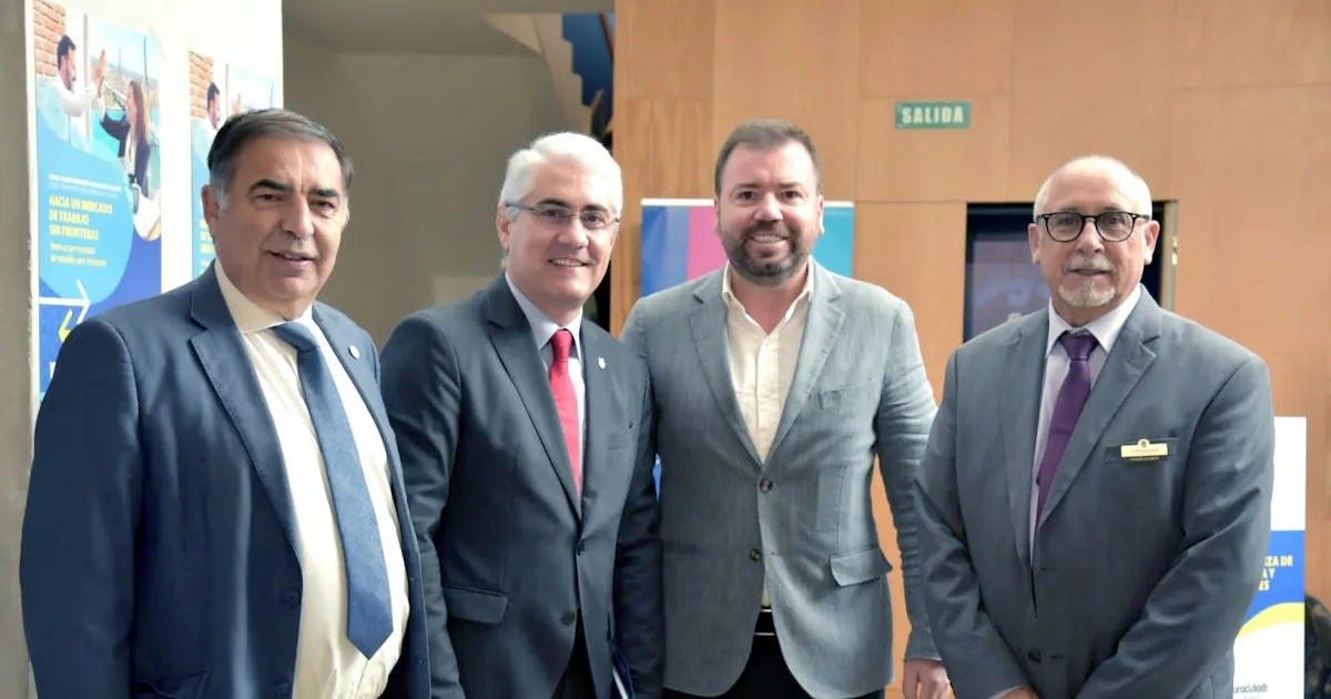 Quatro homens sorrindo em evento corporativo.