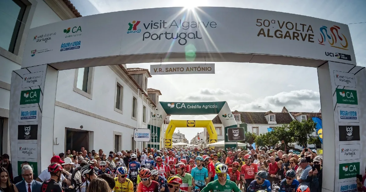 Ciclistas na partida Volta ao Algarve, Portugal.