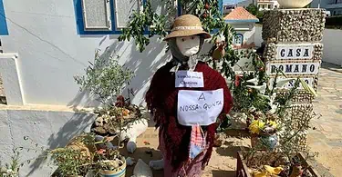 Espantalho decorativo em quinta, venda de ovos caseiros.