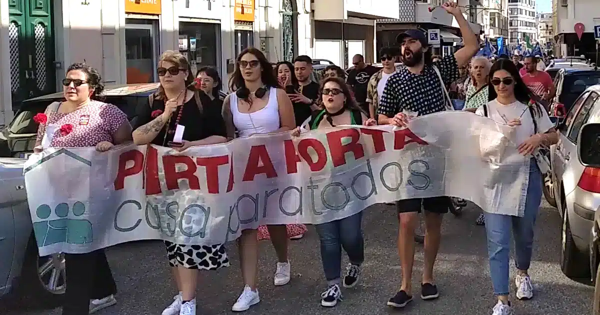 Manifestação por políticas inclusivas em Portugal.