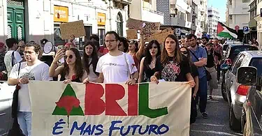 Manifestação jovem com faixa "Abril é Mais Futuro" em Lisboa.