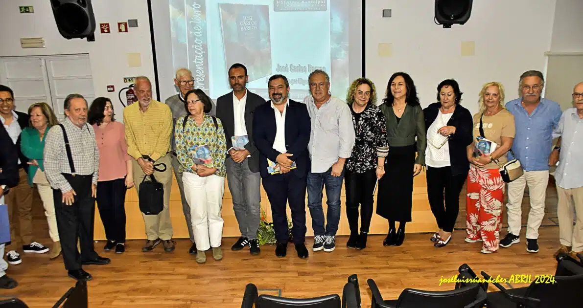 Grupo reunido em apresentação de livro.