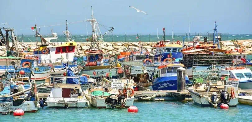 Barcos de pesca em porto de Quarteira