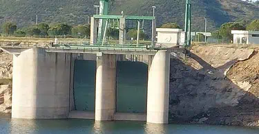 Barragem moderna em paisagem natural.