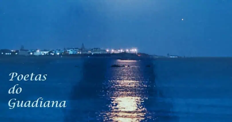 Vista noturna rio Guadiana com reflexos.