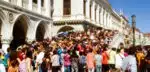 Multidão de turistas na famosa ponte veneziana.