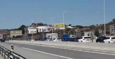 Engarrafamento na autoestrada em Portugal durante o dia.