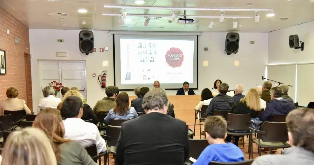 Palestra em auditório sobre literatura com projeção visual.