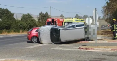 Carro voltado no Sítio do Beco